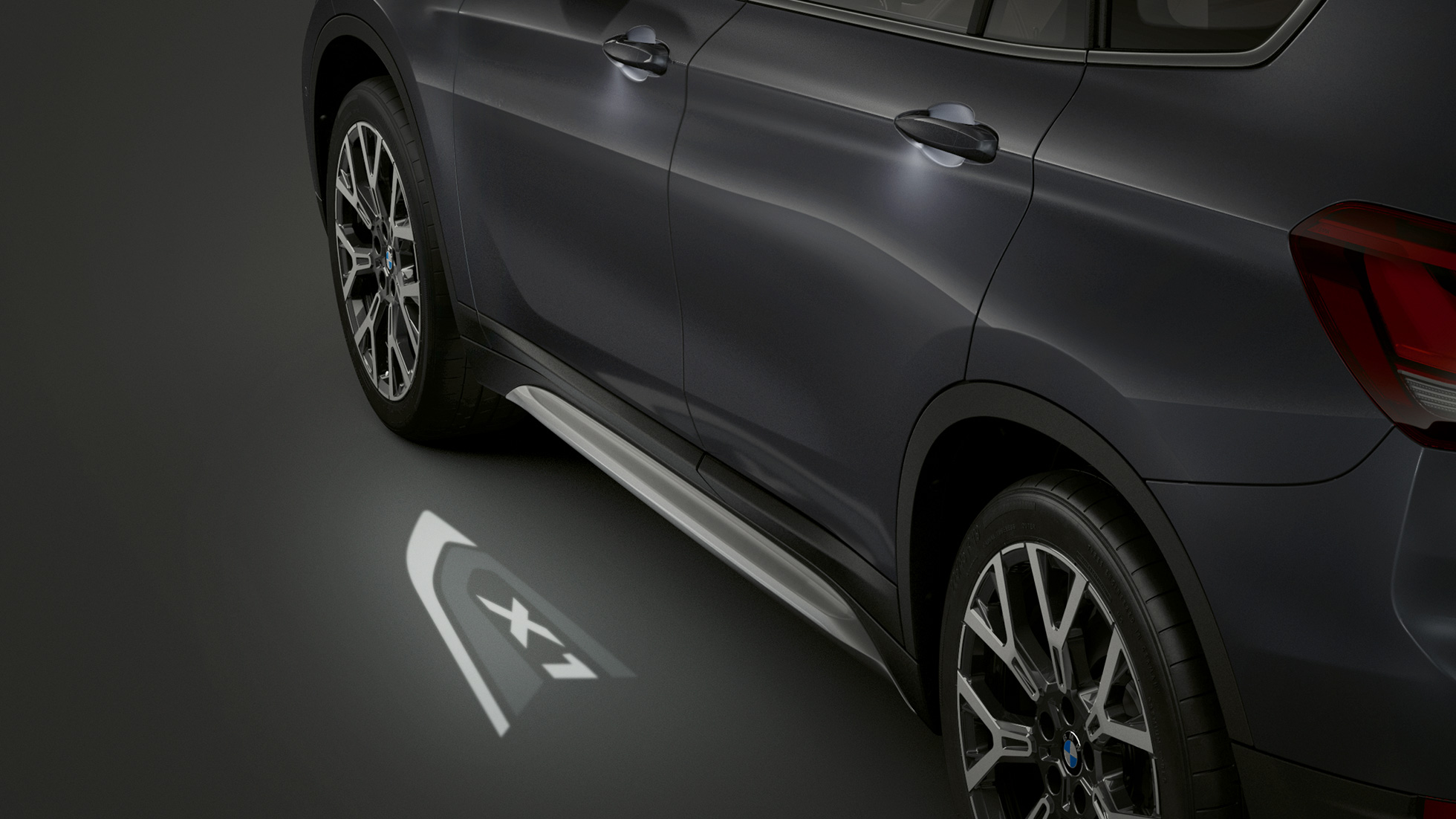 BMW X1, с LED-проекцией «X1». BMW X1, вид сбоку с LED-проекцией «X1».