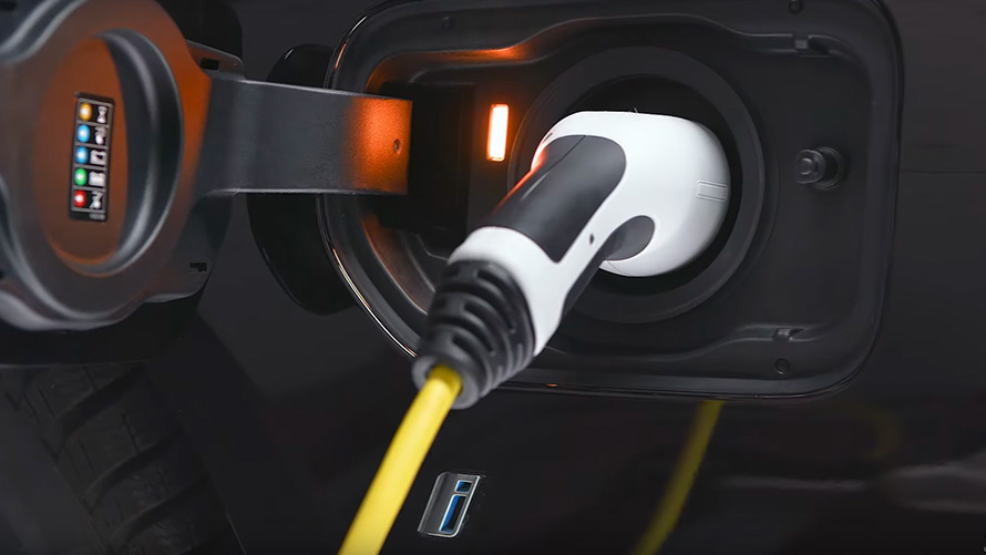 Подключаемый гибрид BMW с зарядным кабелем Подключаемый гибрид BMW с зарядным кабелем, крупный план