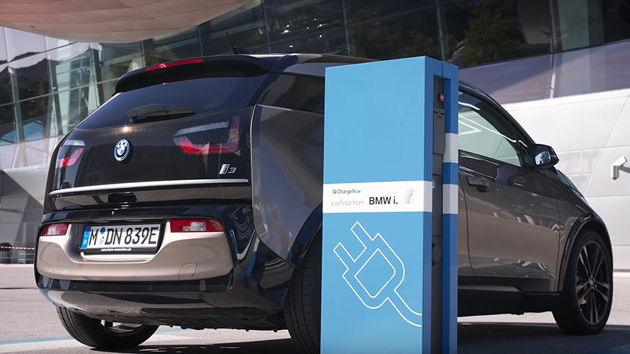 BMW i3 (i01) на зарядной станции BMW i3 (i01) на зарядной станции, вид сзади в три четверти