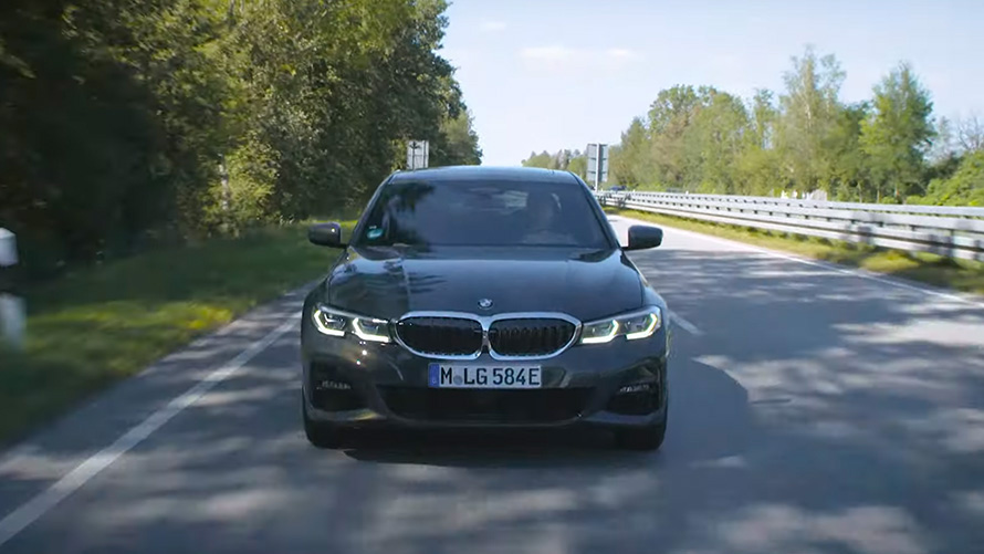 Подключаемый гибрид BMW G20, в движении по улице Подключаемый гибрид BMW G20, в движении по улице, вид спереди