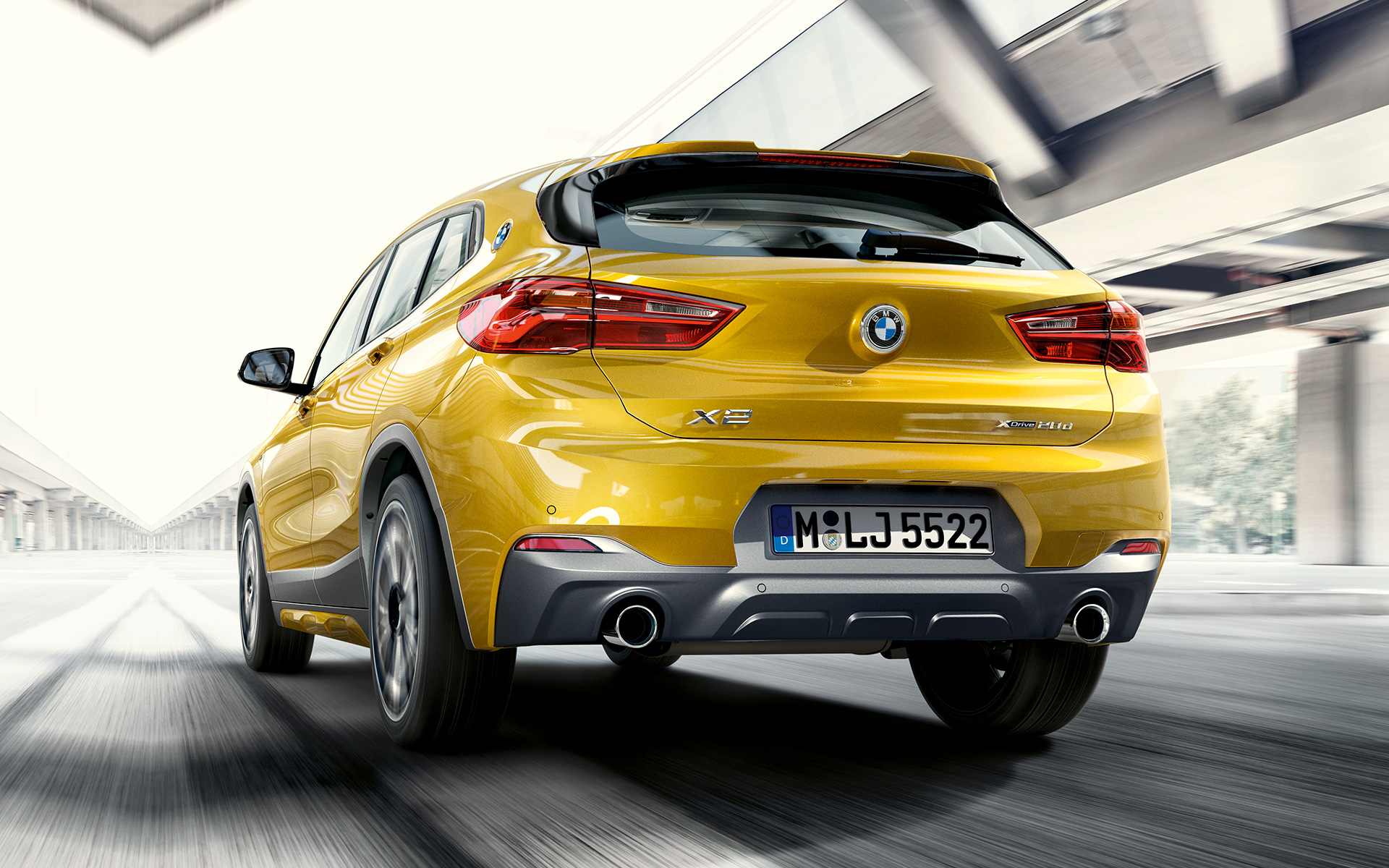 BMW X2 F39 2020 "Серый Бруклин", вид сзади в три четверти