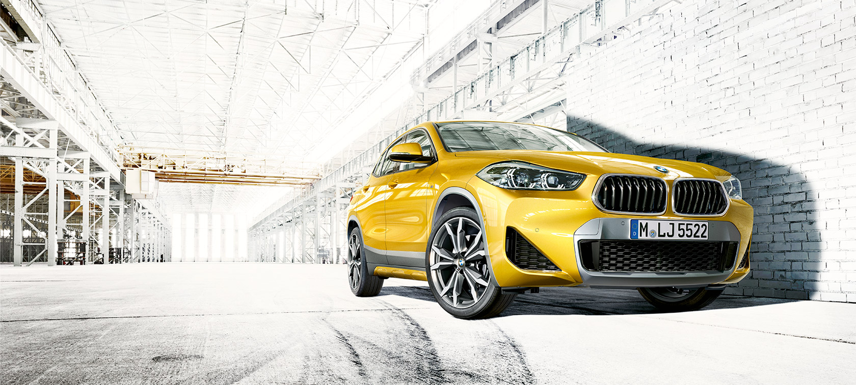 Вид спереди BMW X2 F39 2020 "Серый Бруклин"