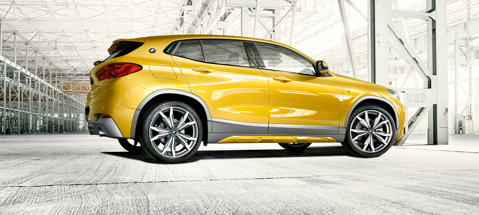 Вид спереди в три четверти BMW X2 F39 Вид спереди в три четверти BMW X2 F39 2020 "Серый Бруклин"