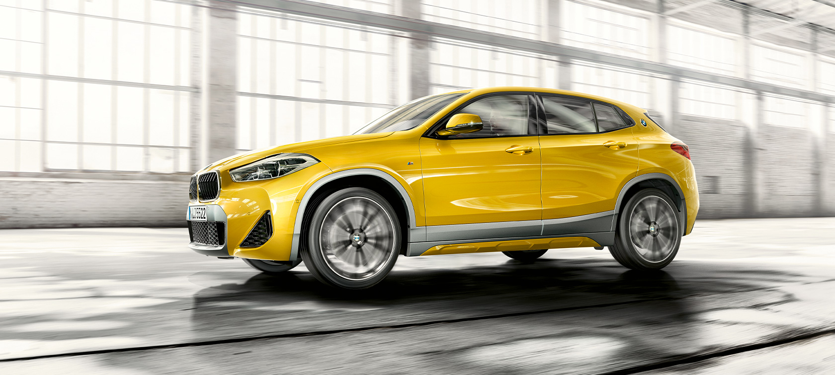 Вид сбоку BMW X2 F39 Вид сбоку BMW X2 F39 2020 "Серый Бруклин", в движении