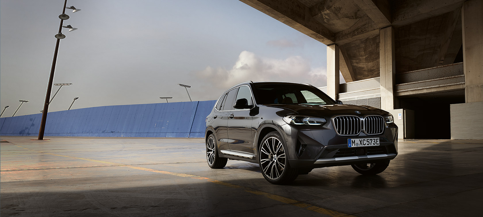 BMW X3 G01 "Серый Софисто", вид спереди в три четверти перед ангаром 2021