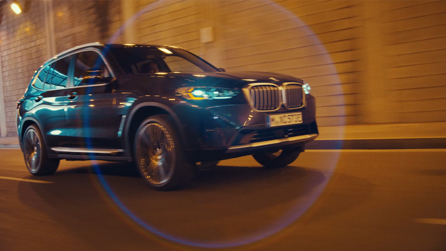 BMW X3 G01, динамические характеристики, "Серый Софисто", 2021 BMW X3 G01 динамические характеристики, вид спереди в три четверти, "Серый Софисто", 2021
