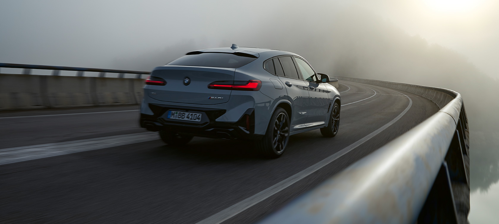 BMW X4 G02, Financial Services, 2021 BMW X4 G02 "Серый Бруклин", вид сзади в три четверти в движении, 2021, BMW Financial Services
