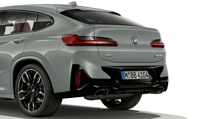 BMW X4 G02 "Серый Бруклин", дизайн задней части, 2021Задняя часть BMW X4 олицетворяет собой уверенность и спортивность. Выполненные в новом стиле полностью светодиодные задние фонари усиливают ощущение солидности, а широко разнесенные интегрированные в бампер выхлопные патрубки подчеркивают современность нового Sports Activity Coupe от BMW. Расположенная между патрубками защита днища обновленного дизайна дополняет яркий и мощный облик задней части BMW X4. BMW X4 G02 "Серый Бруклин", дизайн задней части крупным планом, 2021