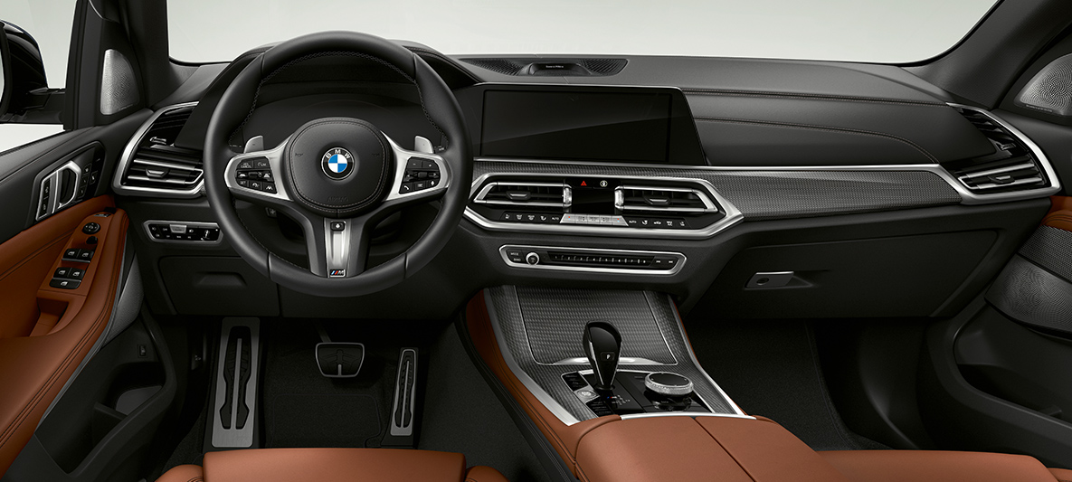 Салон BMW X5 M50d Салон BMW X5 M50d с кокпитом, панелью управления и центральной консолью