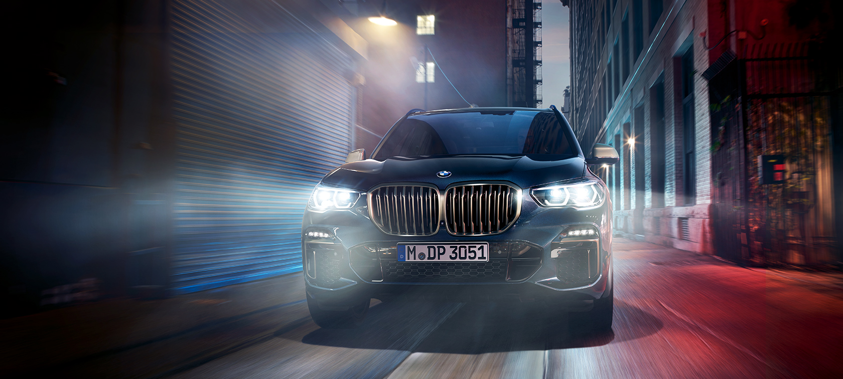 BMW X5 M50d в действии BMW X5 M50d на улицах ночного города