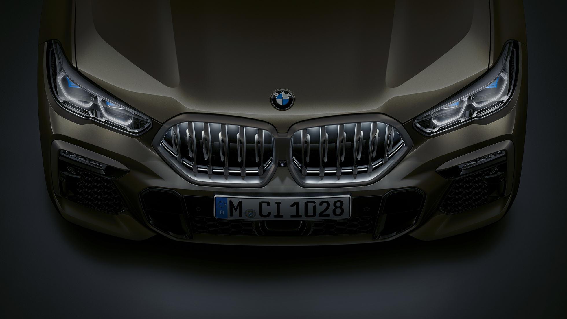 BMW X6 front. Close-up view of the BMW X6 front with BMW kidney grille ‘Iconic Glow’ from a bird's eye view.