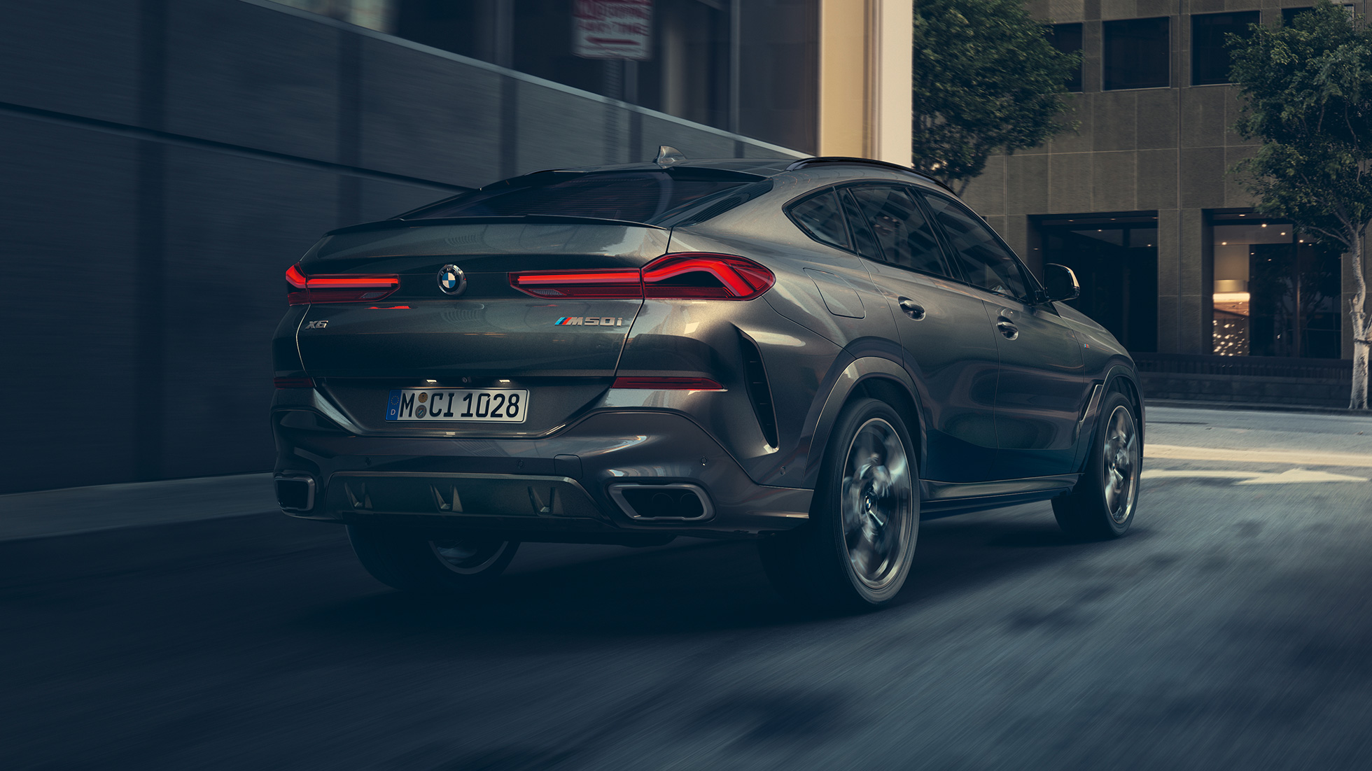 Адаптивная подвеска М Professional. Вид сзади с поворотом в три четверти BMW X6.
