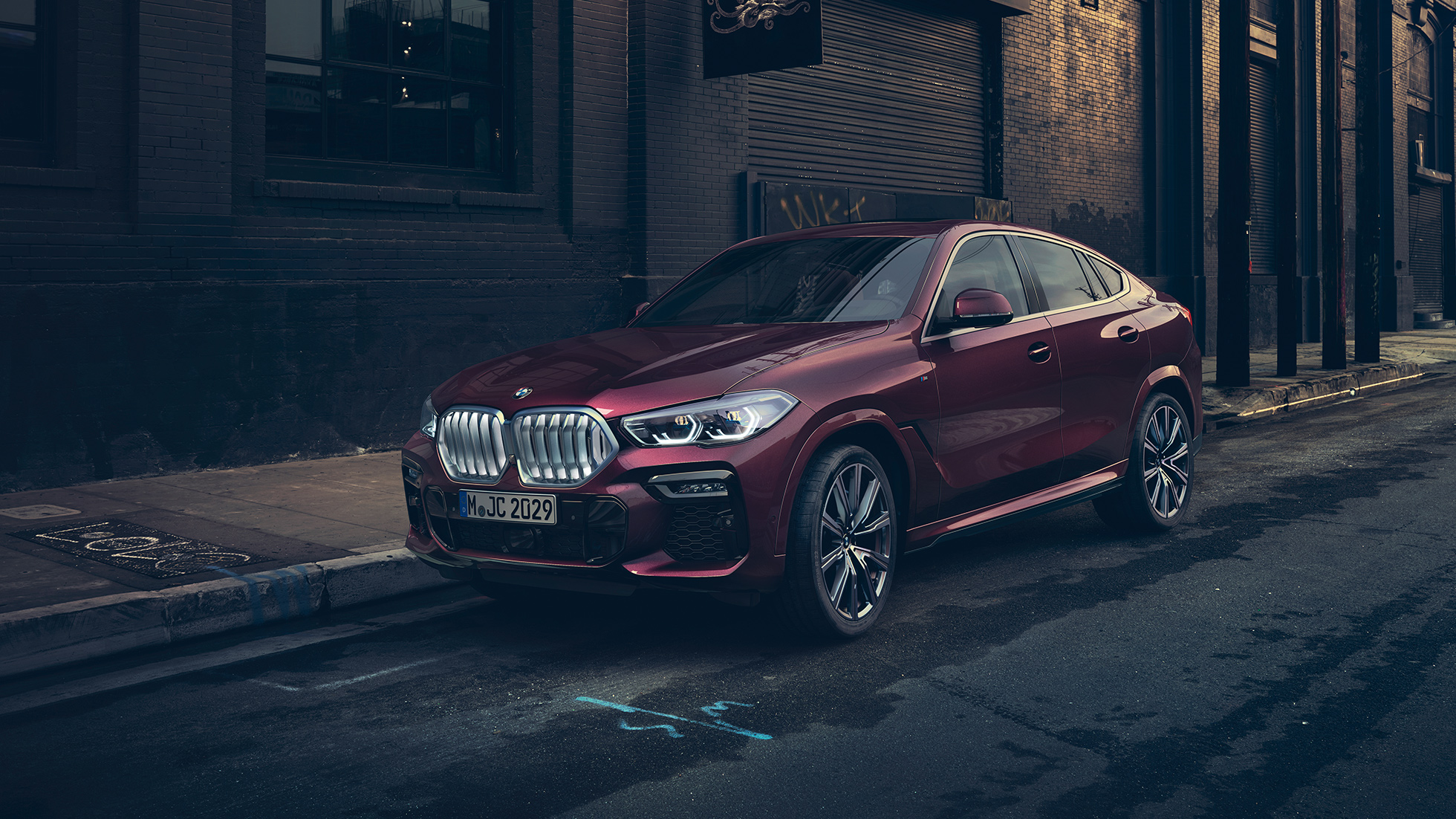 Экстерьер BMW X6 Individual. BMW X6 Individual, вид спереди с поворотом в три четверти.