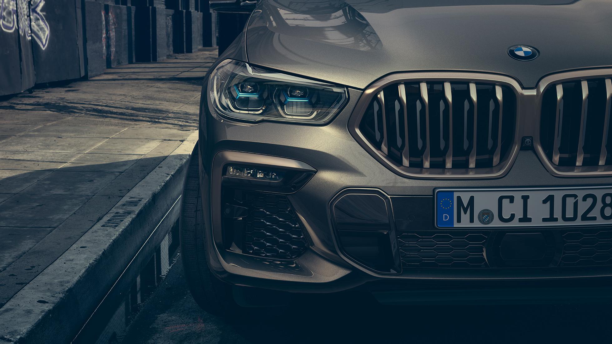 Лазерные фары BMW. Крупный план BMW X6 с акцентом на лазерные фары.