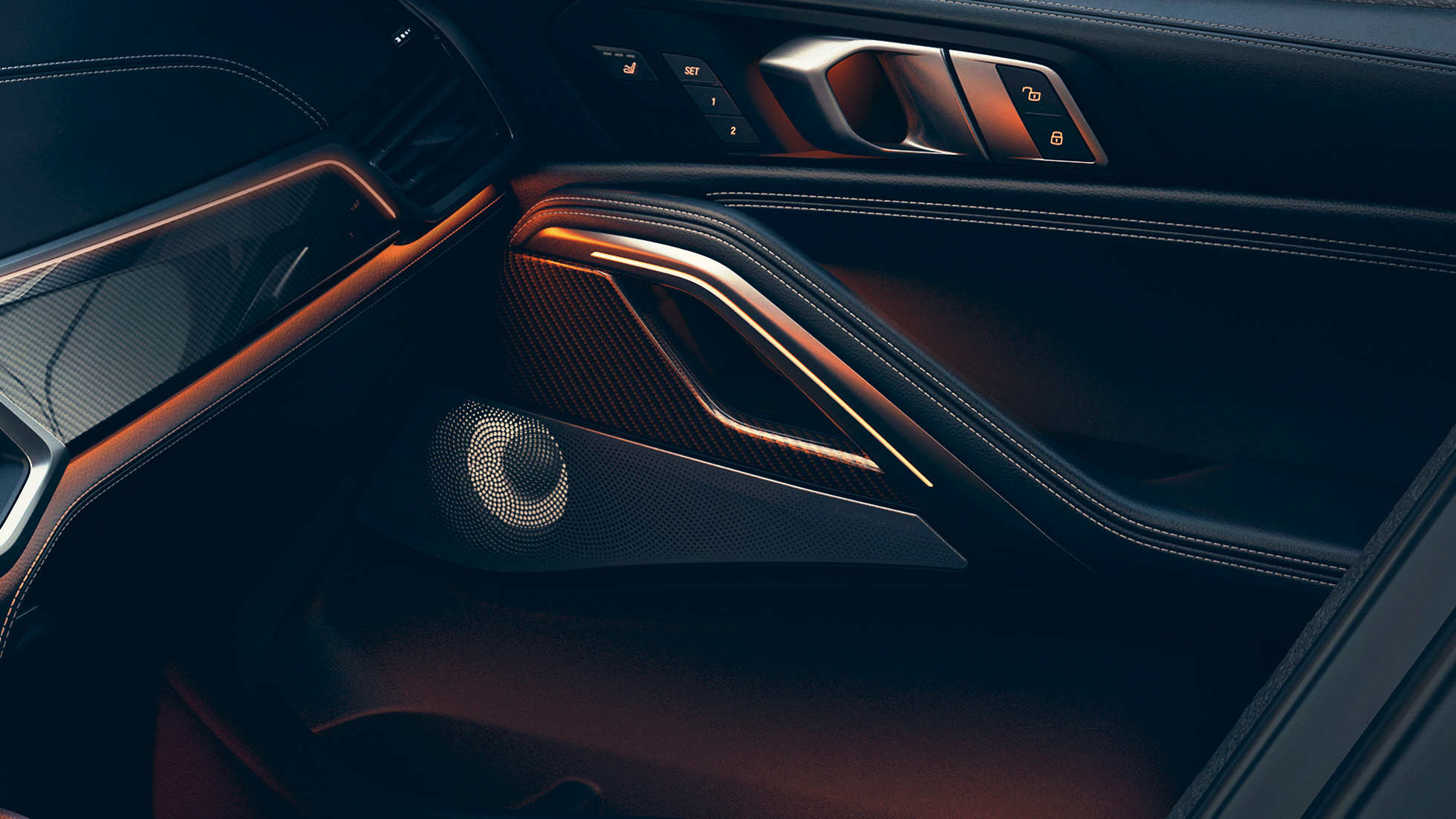 Динамик BMW X6. Крупный план салона BMW с акцентом на динамик.