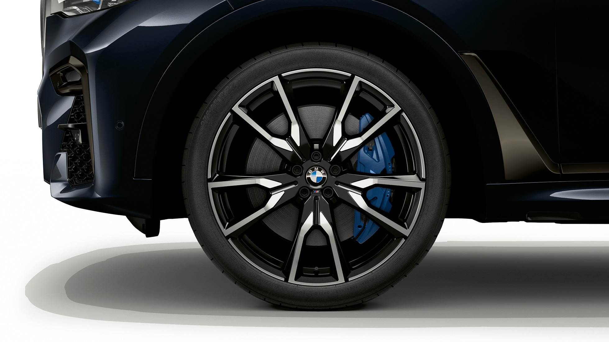 BMW X7, BMW Individual X7 40i xDrive легкосплавный диск Крупный план легкосплавного колеса BMW X7 с особенностями BMW Individual X7 40i xDrive