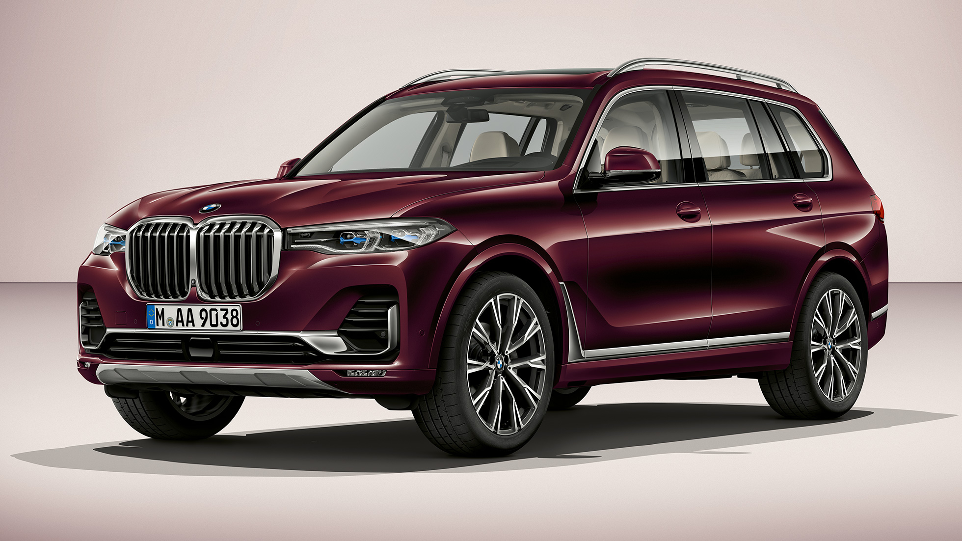 BMW X7 пакет M Sport Студийный снимок BMW X7 вид спереди три четверти в пакете M Sport