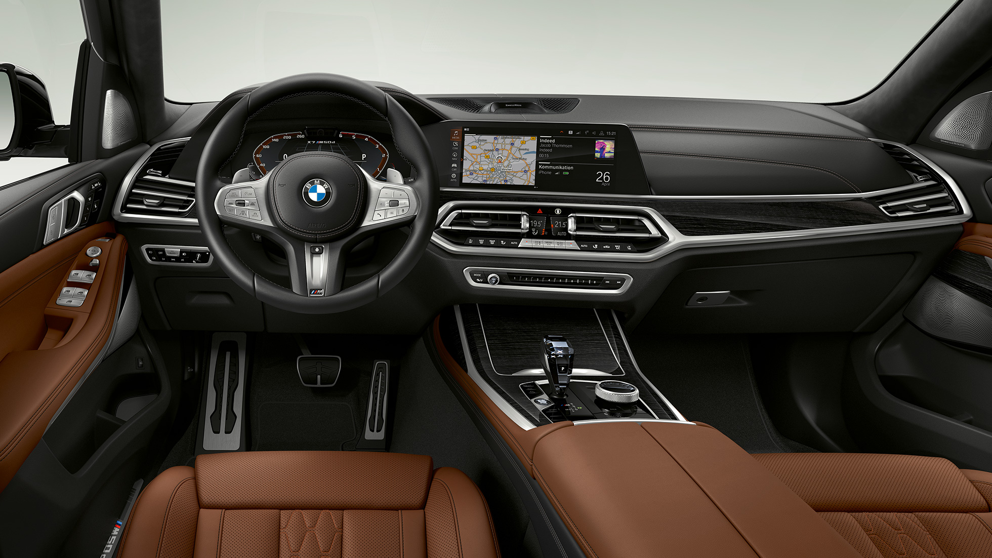 BMW X7, BMW X7 M50d кабина водителя Передний крупный план кабины водителя BMW X7 с особенностями BMW X7 M50d