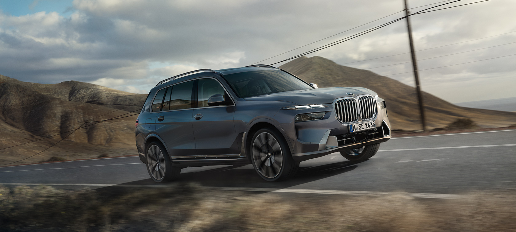 BMW X7 G07 LCI окраска кузова медно-серый металлик (Sparkling Copper Grey metallic), ¾ вид спереди BMW X7 G07 LCI окраска кузова медно-серый металлик (Sparkling Copper Grey metallic), ¾ вид спереди