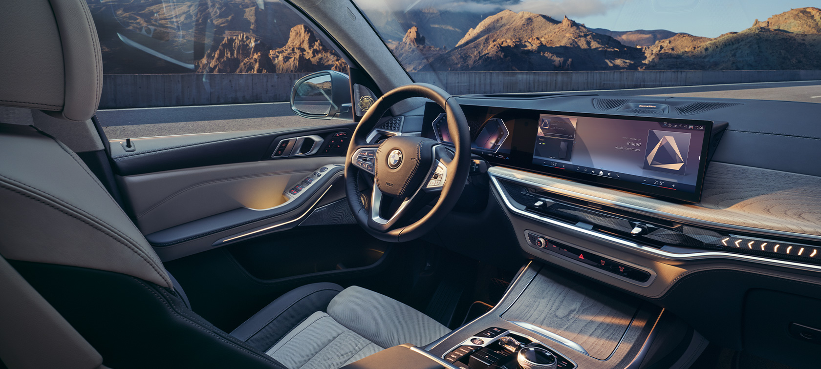 Кокпит BMW X7 G07 LCI, вид с места переднего пассажира Кокпит BMW X7 G07 LCI, вид на изогнутый дисплей BMW с места переднего пассажира