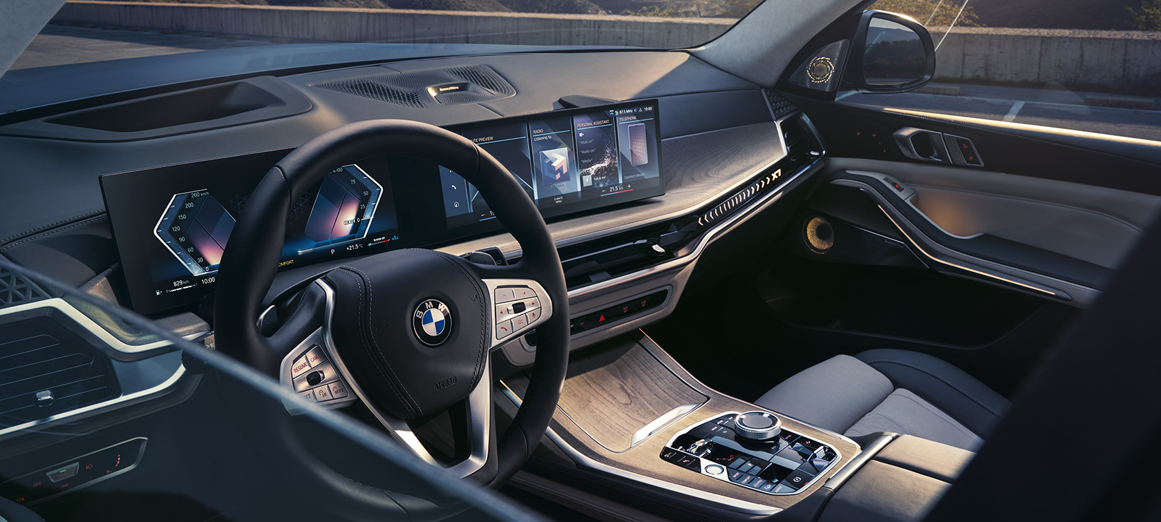 Кокпит BMW X7 G07 LCI, место водителя, вид снаружи Кокпит BMW X7 G07 LCI, место водителя, вид снаружи