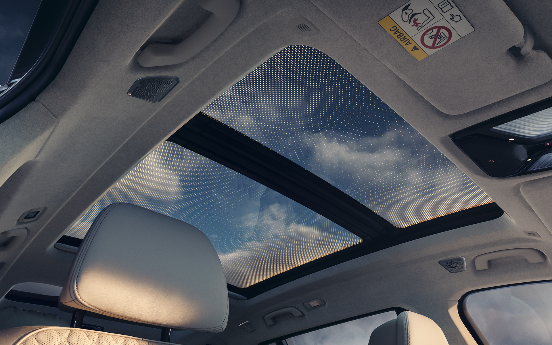 Панорамная стеклянная крыша Sky Lounge BMW X7 G07 LCI, вид на крышу из салона