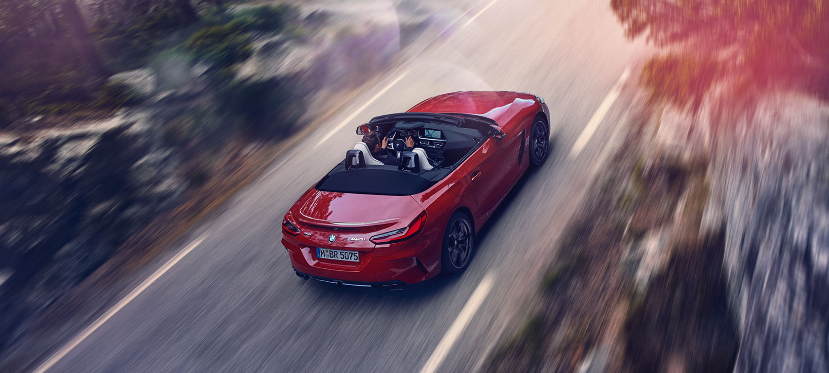 BMW Z4 Родстер с высоты птичьего полета BMW Z4 Родстер в движении с высоты птичьего полета