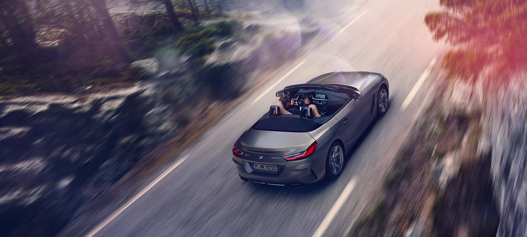 Вид с высоты птичьего полета на серый BMW Z4 Родстер Вид с высоты птичьего полета на серый BMW Z4 Родстер на ходу