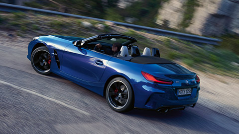 BMW Z4 M40i Roadster (G29) вид спереди с поворотом в три четверти, в движении BMW Z4 M40i Roadster (G29) вид спереди с поворотом в три четверти, в движении