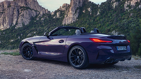 BMW Z4 Roadster (G29) вид спереди в три четверти, в движении BMW Z4 Roadster (G29) вид спереди с поворотом в три четверти, в движении
