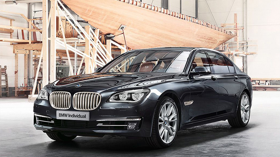 BMW 760Li xDrive Sterling ROBBE & BERKING – BMW Individual F01 2013, вид спереди в три четверти перед яхтой в ангаре