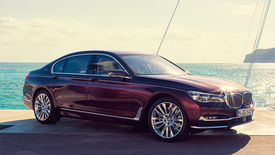 BMW M760Li xDrive Nautor’s Swan – BMW Individual G12 2017, вид сбоку в три четверти на пирсе перед яхтой в заливе