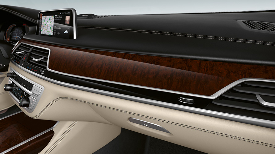 BMW Individual декоративные планки "Узорчатый Ясень" черно-красного цвета, глянцевые, крупный план