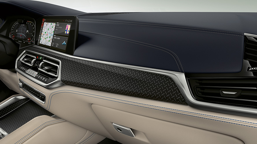 BMW Individual декоративные планки "Дерево Fineline" черного цвета с алюминиевыми вставками, крупный план