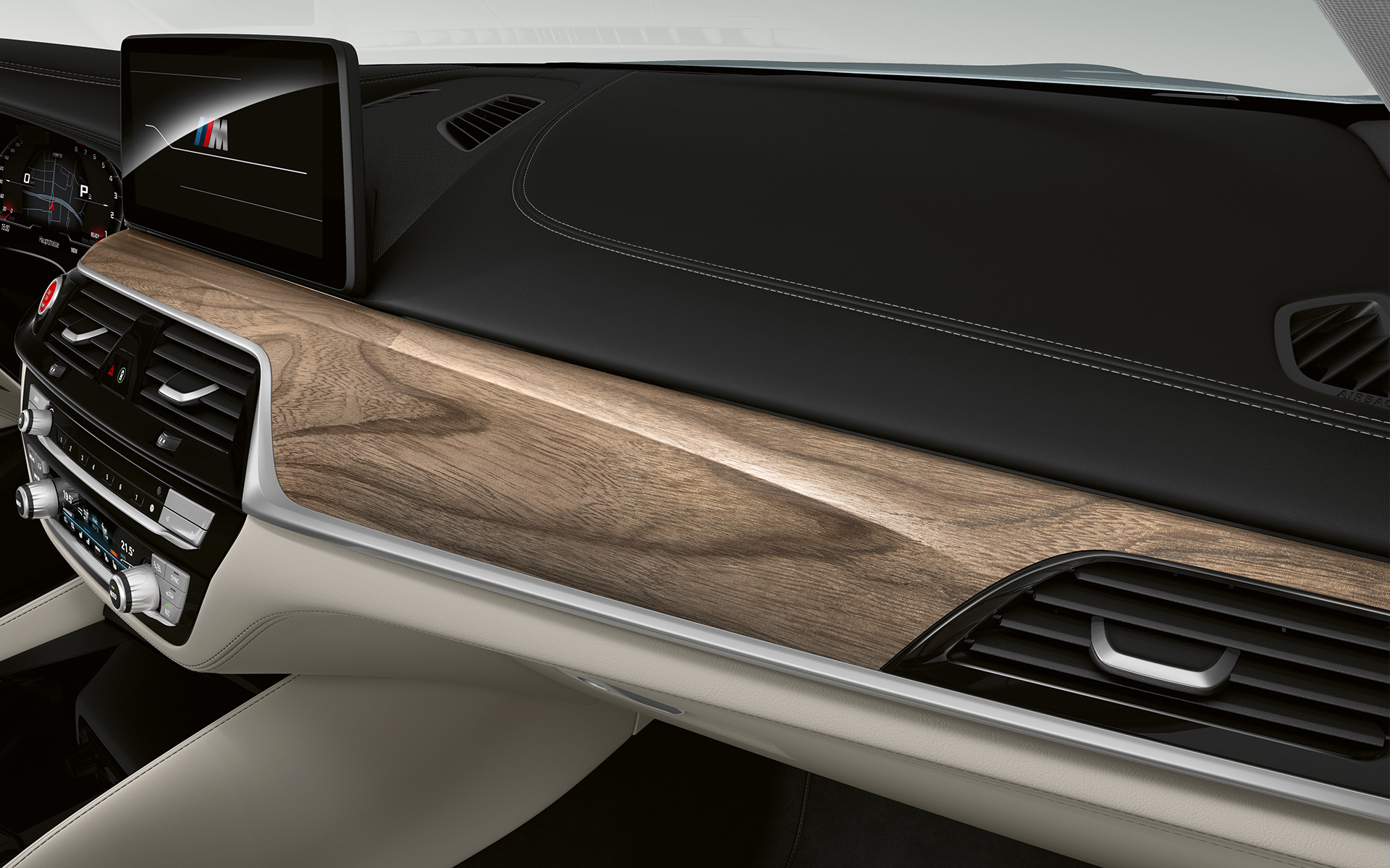 BMW Individual декоративные планки "Белый Орех" светло-коричневого цвета, крупный план BMW Individual декоративные планки "Белый Орех" светло-коричневого цвета, крупный план