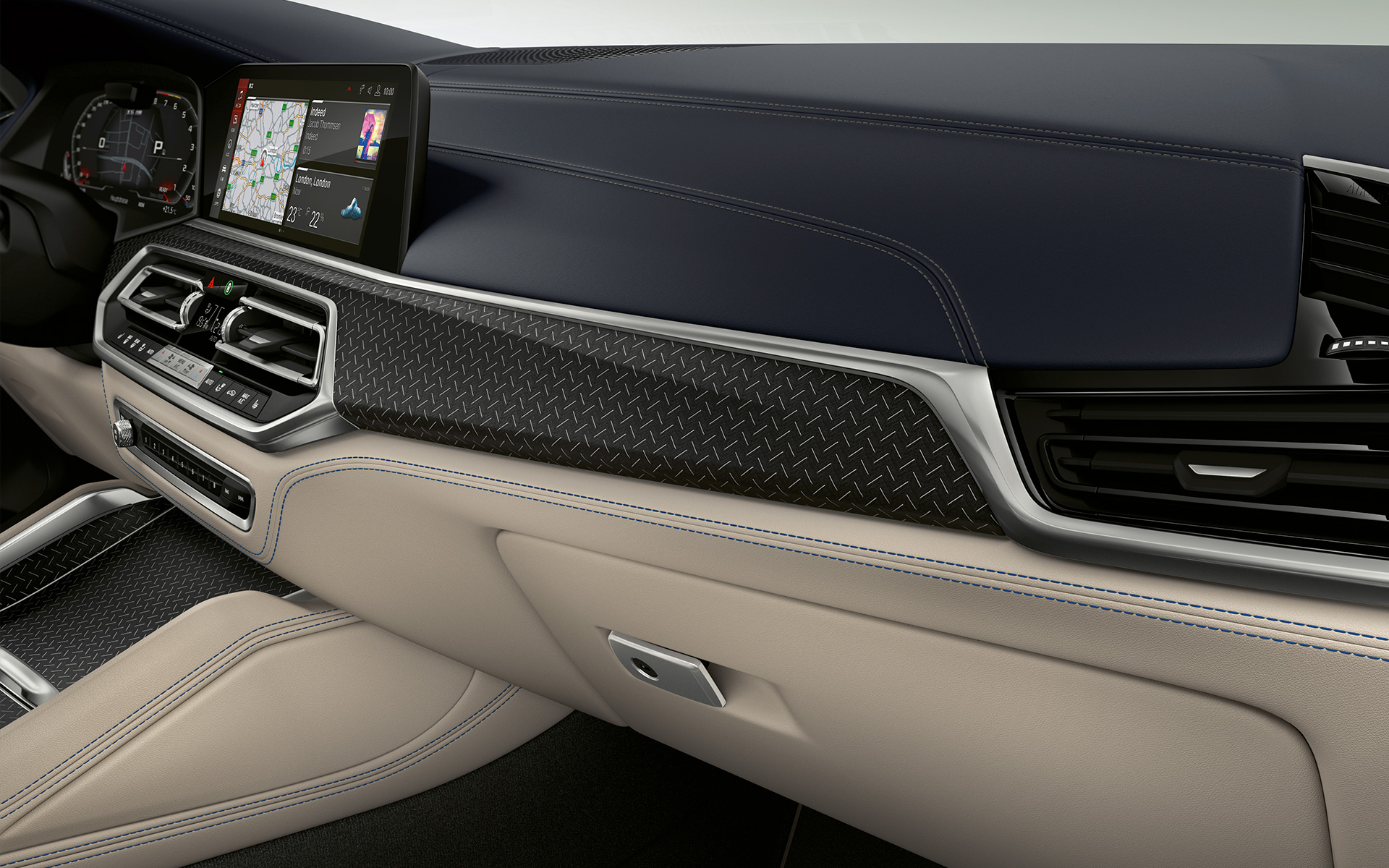 BMW Individual декоративные планки "Дерево Fineline" черного цвета с алюминиевыми вставками, крупный план BMW Individual декоративные планки "Дерево Fineline" черного цвета с алюминиевыми вставками, крупный план