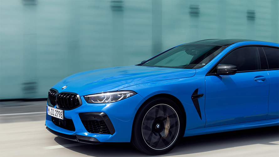 BMW M8 Competition Coupe F92 2019 BMW Individual Voodooblue, вид в три четверти сбоку в движении
