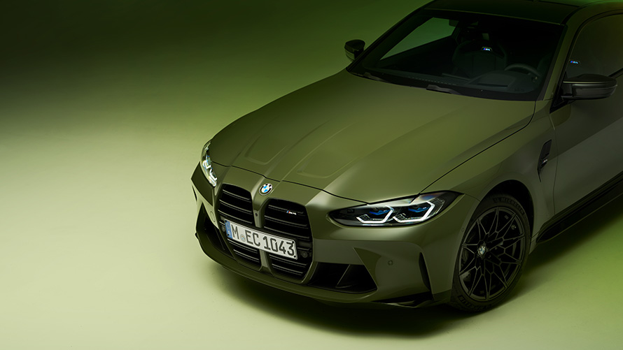 BMW M4 Competition Coupe G82 2021 BMW Individual Urban Green, вид спереди в три четверти и вид сверху