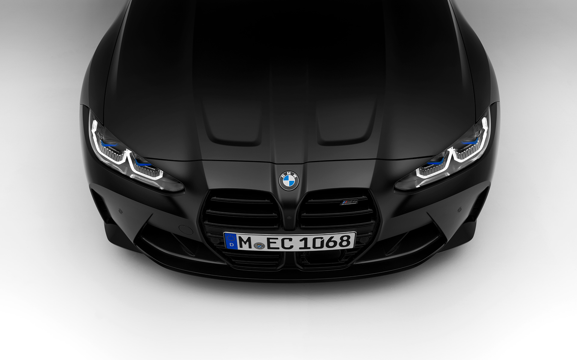BMW M4 Competition Coupe G82 2021 BMW Individual Frozen Black metallic, вид спереди BMW M4 Competition Coupe G82 2021 BMW Individual Frozen Black metallic, вид сверху спереди в статике