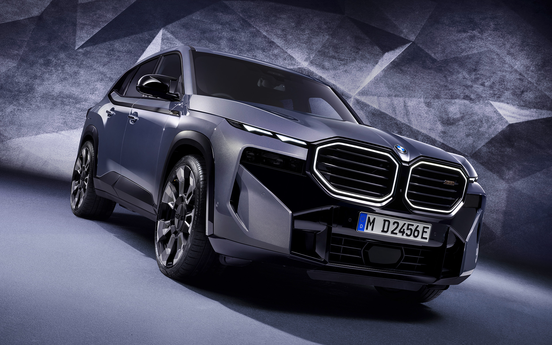 BMW M8 Competition Cabrio F92 2019 BMW Individual Zanzibar II metallic, вид спереди BMW M8 Competition Cabrio F92 2019 BMW Individual Zanzibar II metallic, вид сверху спереди
