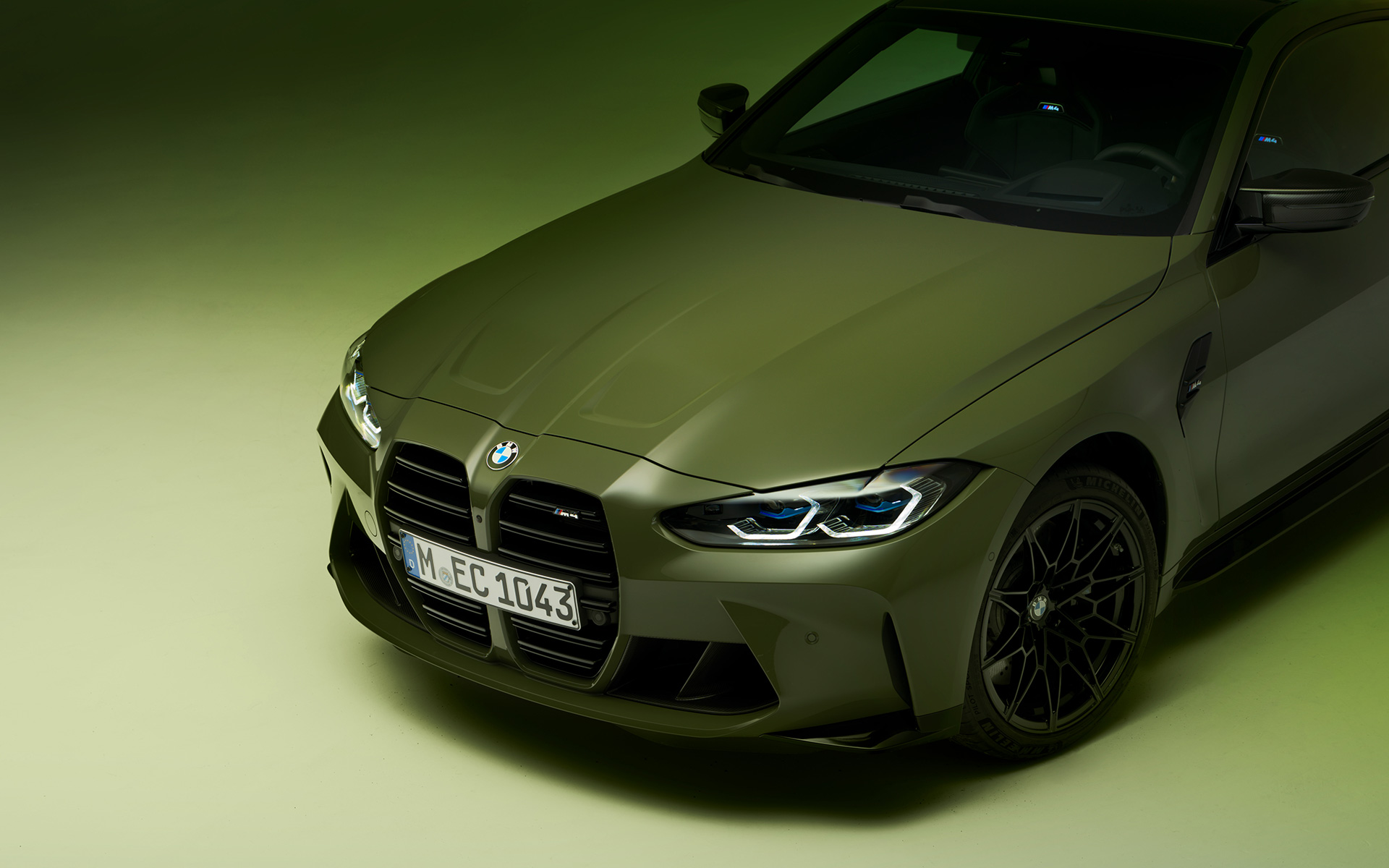 BMW M4 Competition Coupe G82 2021 BMW Individual Urban Green, вид спереди в три четверти BMW M4 Competition Coupe G82 2021 BMW Individual Urban Green, вид спереди в три четверти и вид сверху
