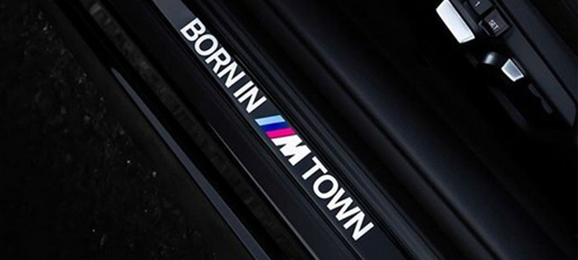 BMW Individual накладки на пороги BMW M Town, крупный план BMW Individual накладки на пороги BMW M Town, крупный план