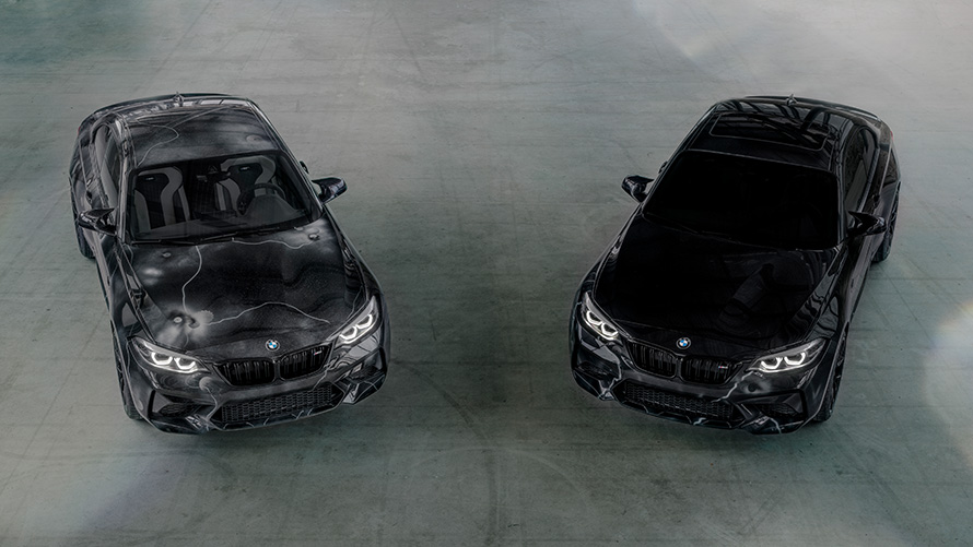 Две модели BMW M2 Edition FUTURA 2000 F87 2020 BMW M2 Edition FUTURA 2000 F87 2020, две модели, выстроенные буквой V, вид сверху на серой поверхности