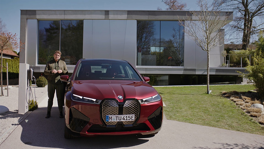Видеоролик "Электромобили BMW: зарядка BMW iX в домашних условиях от Flexible Fast Charger" Видеоролик "Электромобили BMW: зарядка BMW iX в домашних условиях от Flexible Fast Charger"