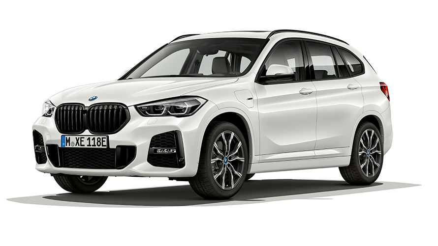 BMW X1 xDrive25e PHEV, вид спереди с поворотом в три четверти BMW X1 xDrive25e PHEV, студийная съемка — вид спереди с поворотом в три четверти