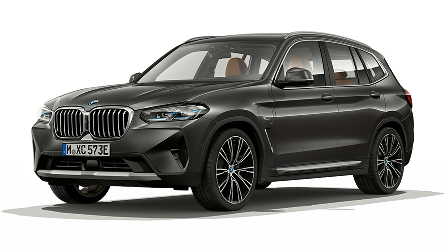 BMW X3 xDrive30e PHEV, вид спереди с поворотом в три четверти BMW X3 xDrive30e PHEV, студийная съемка — вид спереди с поворотом в три четверти