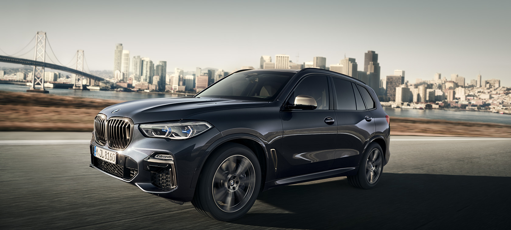 BMW Protection Vehicles Ваши преимущества BMW Protection Vehicles Ваши преимущества Автомобиль с системой BMW Protection Vehicles едет по улице