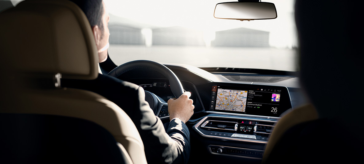 Интерьер для обучения водителей BMW Protection Vehicles Security BMW Protection Vehicles Обечение безопасного вождение водителей интерьер человек водит BMW