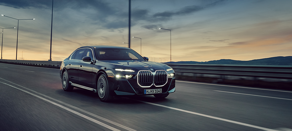 BMW Protection Vehicles Security Driver Training экстерьер BMW Protection Vehicles Security Driver Обучение экстерьер BMW за рулем по уличному пейзажу