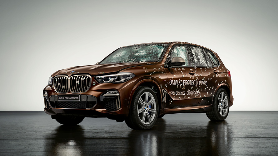 BMW Protection Vehicles BMW X5 Protection VR6 поврежден BMW Protection Vehicles BMW X5 Protection VR6 вид спереди в три четверти поврежден